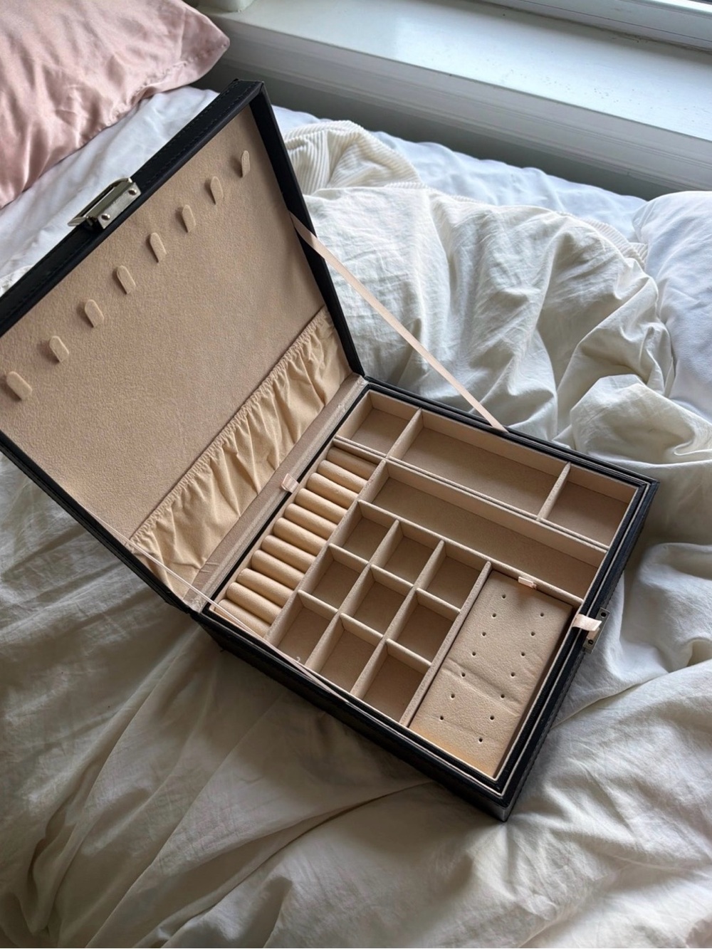 Amazon Black Jewelry Organizer Case with Beige Interior